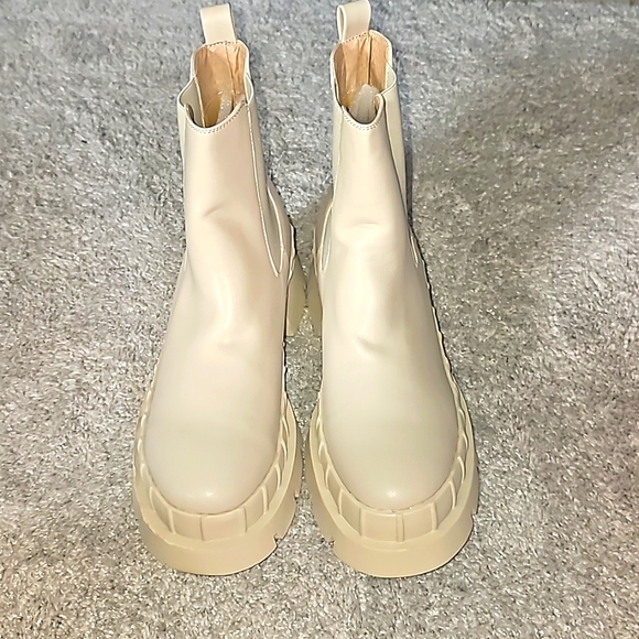 PRETTYLITTLETHING WOMAN'S BOOTS - Picture 3 of 7